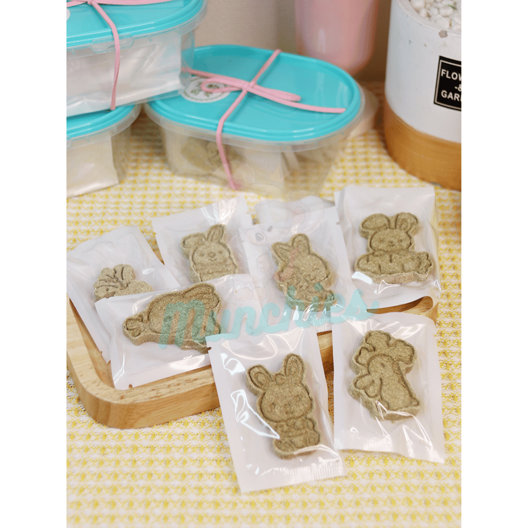 Munchies Rabbit-Themed Timothy Hay Cakes (8pcs) – Handmade Natural Treats for Rabbits, Guinea Pigs, Chinchillas & Hamsters 🐰🐹🌿